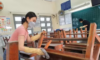 TPHCM: Trường mầm non, tiểu học gấp rút dọn dẹp đón học sinh trở lại