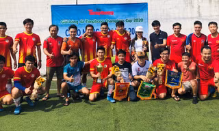 Đội bóng Trường THPT Thành Nhân vô địch giải Tiền Phong Champion Cup 2020