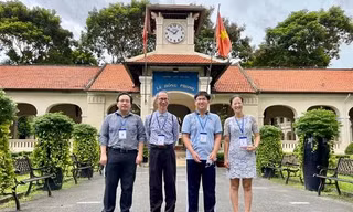 Em Phan Huỳnh Tuấn Kiệt (thứ hai từ phải sang) tại ngày thi IMO
