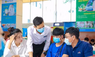 Thí sinh nghe tư vấn tuyển sinh tại một trường đại học ở TPHCM