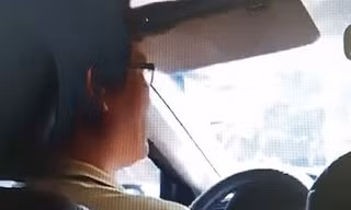 Tài xế mắng chửi khách, bắt phải chào khi lên xe