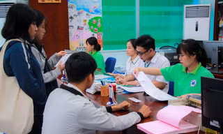 Thí sinh làm hồ sơ đăng ký vào truường ĐH Công nghiệp Thực phẩm TPHCM