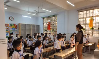 TPHCM: Phụ huynh than phiền nhà vệ sinh dơ bẩn, các loại phí đầu năm học quá lớn