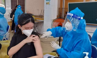 Một học sinh lớp 12 ở TPHCM được tiêm vắc xin phòng COVID-19 hôm qua 27/10