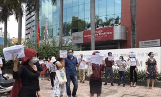 Phụ huynh một trường ở TPHCM cầm tờ rơi phản đối học phí trong thời gian học trực tuyến năm 2020