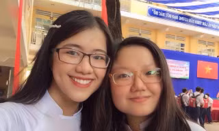 Nguyễn Thị Vân Anh (bên phải), người duy nhất của TPHCM đạt điểm 10 môn Lịch sử