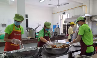 Bếp ăn bán trú ở Trường Tiểu học Trần Thị Bưởi trưa ngày 3/11.