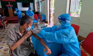 TPHCM tiêm vắc xin cho người tại các trung tâm bảo trợ xã hội