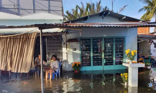 Triều cường bất ngờ 'nhấn chìm' nhiều nhà dân ở TPHCM ngày mùng 4 Tết
