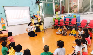 Nhiều phụ huynh đang đau đầu tìm chỗ giữ con trông khi vẫn phải đi làm. (ảnh minh họa)