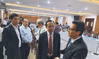 Phó thủ tướng Vũ Đức Đam trao đổi với các đại biểu bên lề buổi làm việc