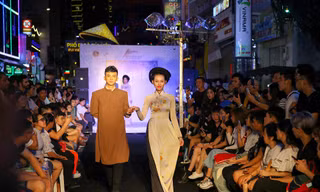 Ngắm TOP 20 Miss Hutech trình diễn áo dài trên Phố đi bộ Bùi Viện