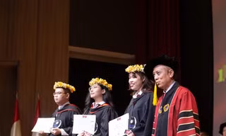 Nữ sinh tốt nghiệp xuất sắc, vừa được học bổng thạc sĩ 100% vừa được trả lương hàng tháng