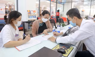 Thí sinh nộp hồ sơ tại một trường đại học ở TPHCM