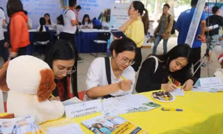 Thi sinh tìm hiểu ngành học tại các chương trình tư vấn tuyển sinh