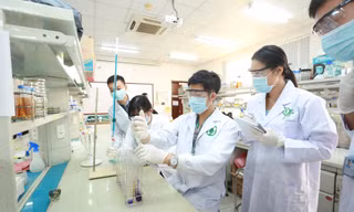 Giảng viên, nghiên cứu sinh đang làm việc tại Trung tâm nghiên cứu Bệnh truyền nhiễm