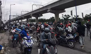 Người dân kéo nhau về quê bằng xe máy và bị chặn lại tại TP Thủ Đức sáng ngày 15/8