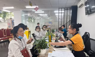 Thí sinh, phụ huynh nộp hồ sơ xét tuyển sớm tại một trường đại học
