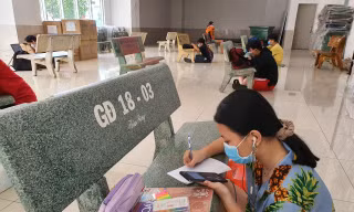 Do dịch bệnh COVID-19, nhiều học sinh TPHCM đang thiếu thiết bị để học trực tuyến