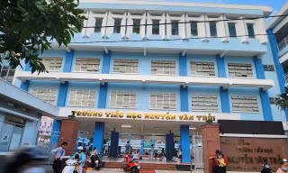 Tạm đình chỉ giáo viên đánh gãy ngón tay học sinh