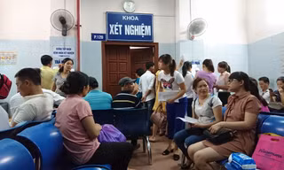 Tiếp tục tăng giá khám chữa bệnh ngoài bảo hiểm y tế. Ảnh: Phạm Thanh.