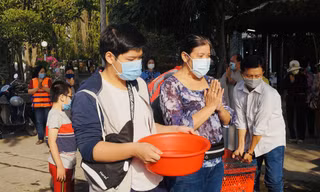 Người Sài Gòn đeo khẩu trang, thả cá chép đưa ông Táo về trời