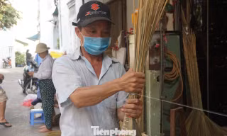 Người Sài Gòn tất bật làm chổi đót bán Tết
