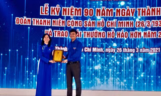 Anh Bùi Quang Huy, Bí thư Thường trực Trung ương Đoàn trao chứng nhận công trình thanh niên tiêu biểu cho “Ứng dụng tra cứu thông tin về căn cứ Thành đoàn TPHCM thời kỳ kháng chiến chống Mỹ” của tuổi trẻ TPHCM.