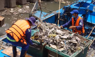 Hai cơn mưa ở TPHCM làm chết gần 14 tấn cá trên kênh