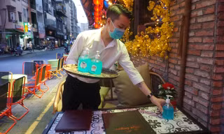 Phố Tây Bùi Viện sáng đèn, nhộn nhịp đón khách ngày đầu mở cửa trở lại