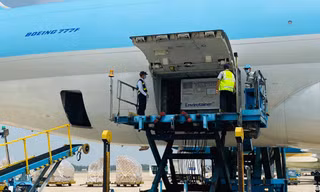 Cận cảnh lô vắc xin ngừa COVID-19 đầu tiên về Việt Nam