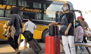 Người dân ‘đủng đỉnh’ trở lại TPHCM sau Tết