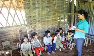 Xót cảnh trẻ mầm non học trong trường rách nát, ngập bùn