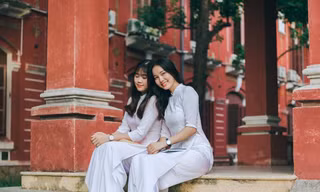 Vẻ đẹp mơ màng của nữ sinh Huế giữa mùa hoa điệp anh đào 