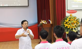 Bí thư Tỉnh ủy Đồng Tháp động viên du học sinh đang cách ly tại tỉnh