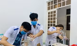 Làm dung dịch sát khuẩn cho chương trình “Thanh niên tình nguyện Hè 2020”