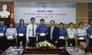 Trao học bổng “Tiếp sức đến trường” cho sinh viên ĐHQG TP. HCM