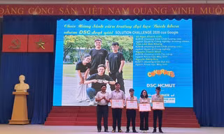 Trao bằng khen cho nhóm sinh viên giành chiến thắng cuộc thi “Solution Challenge 2020“