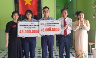 Trường ĐH Quốc tế Hồng Bàng trao học bổng cho hai Kiện tướng quốc gia
