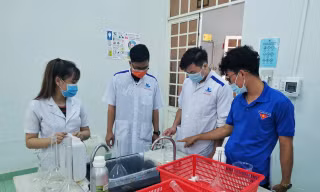 Sản xuất nước rửa tay tặng các trường mầm non 