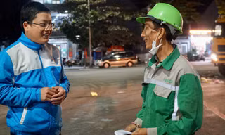 Quà Tết ấm áp sẻ chia đêm giao thừa của tuổi trẻ Huế