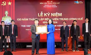GS.TS Phạm Như Hiệp nhận Huân chương Lao động