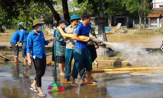 Tuổi trẻ TT-Huế ra quân làm sạch phố phường sau lũ