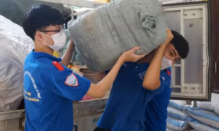 Tuổi trẻ Huế mướt mồ hôi, miệt mài chuyển hàng hỗ trợ lên xe tải gửi đi vùng dịch TPHCM giữa trưa hè nắng gắt
