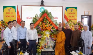 Bí thư thứ nhất T.Ư Đoàn thăm, chúc mừng lễ Phật đản tại Huế