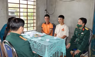 Nhiều thanh niên viết đơn tình nguyện nhập ngũ