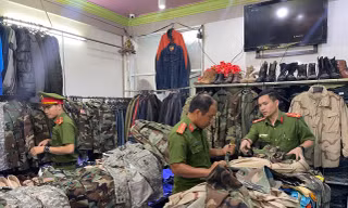 Thu giữ nhiều quân phục rằn ri cũ nghi nhập lậu 