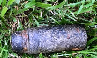 Đầu đạn pháo 105 mm bất ngờ xuất hiện trên bãi cỏ ven sông Hương