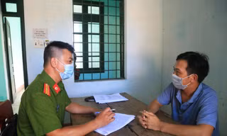 Đối tượng Phan Văn Phước (phải) tại cơ quan điều tra