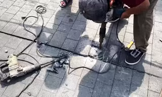Vì sao phố đi bộ gần 100 tỷ đồng tại Huế mới khai trương phải khoan gỡ mặt đá lát?